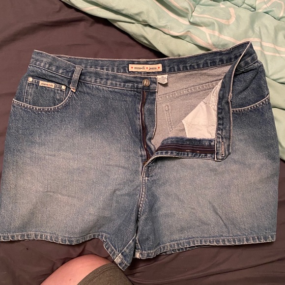 Shorts - Picture 1 of 2